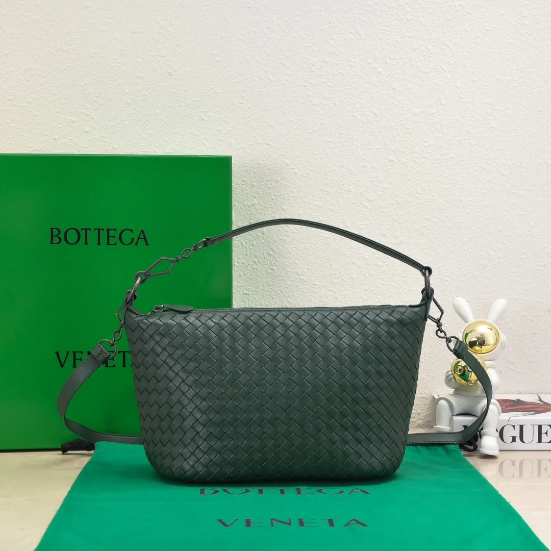 Batch 1260 BV classic women's hand-held shoulder crossbody bag, made of imported sheepskin purely hand-woven, lined with pigskin, equipped with original matte hardware, with long shoulder straps that can be adjusted in length, impeccable workmanship, top-notch craftsmanship, focusing on high-end quality, the first choice for product identification, real-life pictures 👉🏻The color is great👍 Size: 28*18*14 Model: 9843